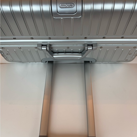 RIMOWA Silver Aluminum Suitcase Large Check-in - Picture 8 of 15
